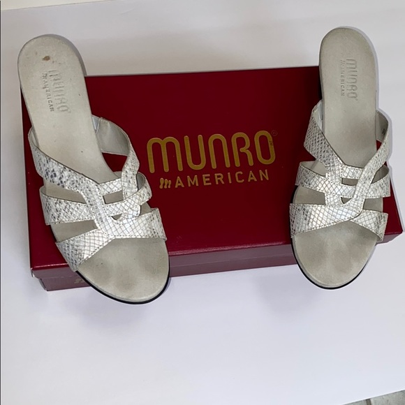 MUNRO AMERICAN LANAI SLIDE LEATHER SNAKE SANDAL SILVER SZ 10 NEW
